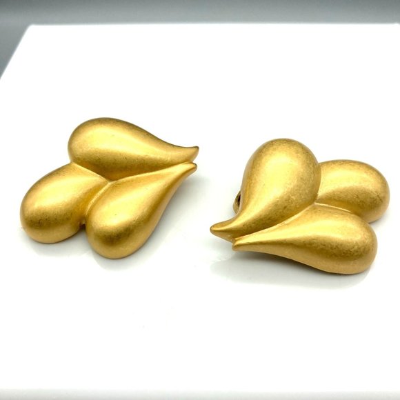 Vintage Trifari Satin Teardrops Earrings, Rich Gold Tone Abstract Clip Ons - Picture 2 of 6